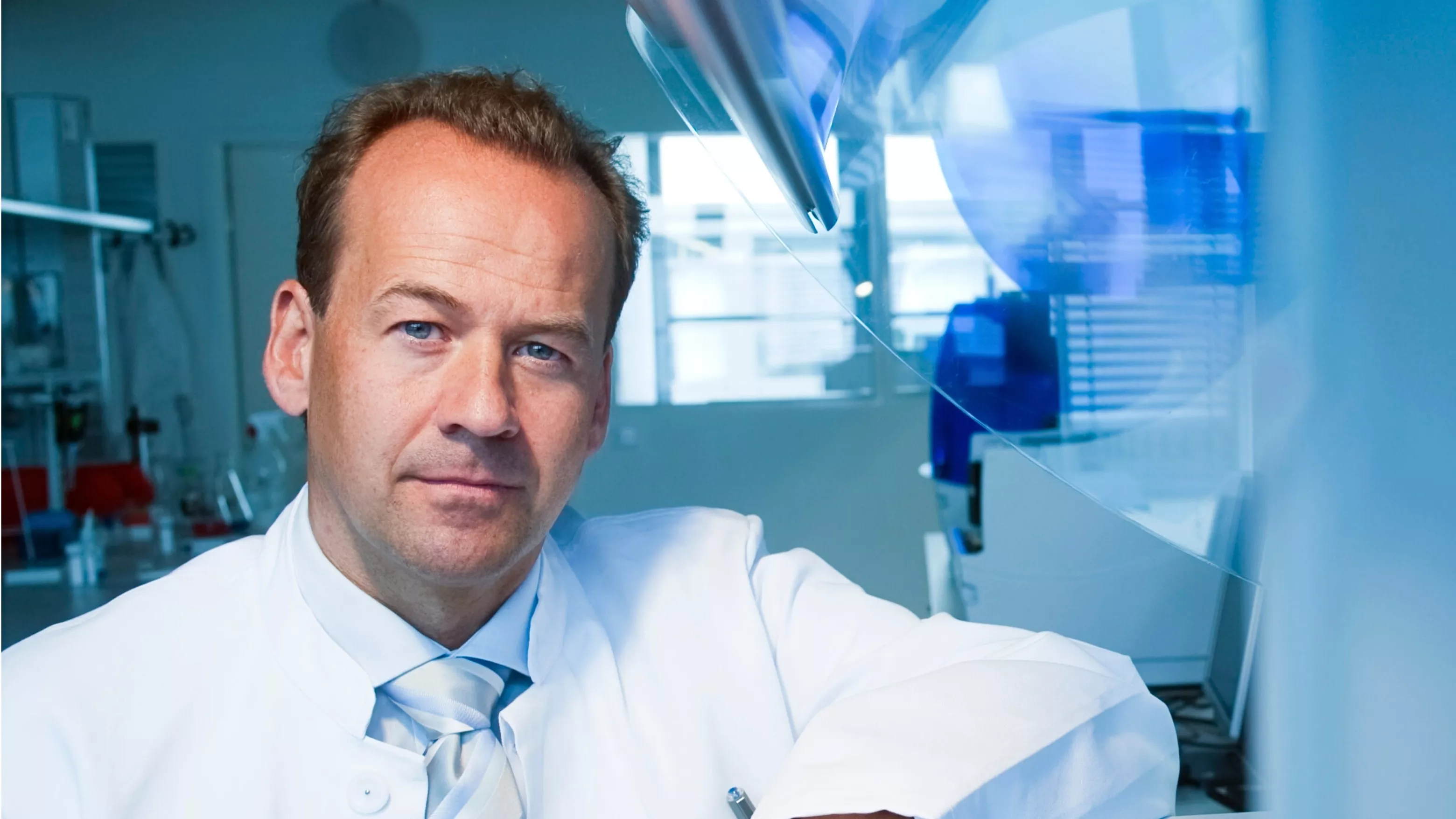 Paar mit Weingläser vorm Kamin Paar mit Weingläser vorm Kamin